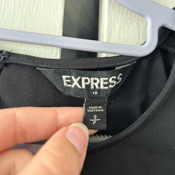 Express small black long sleeve dress with embroidered flowers - Picture 5 of 5